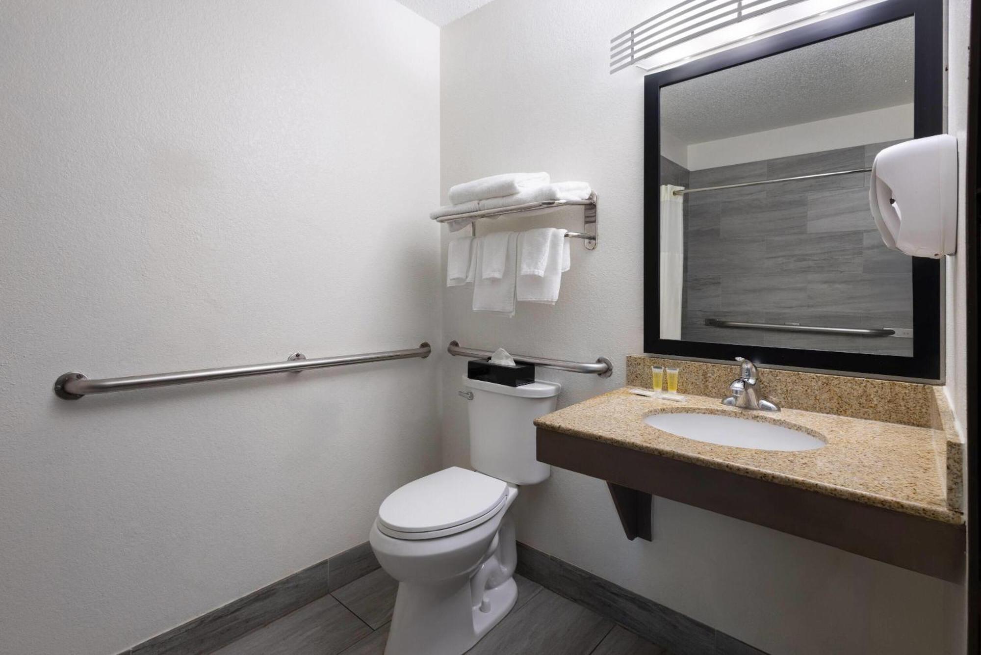 Super 8 By Wyndham Richmond Midlothian Turnpike Hotel Екстериор снимка